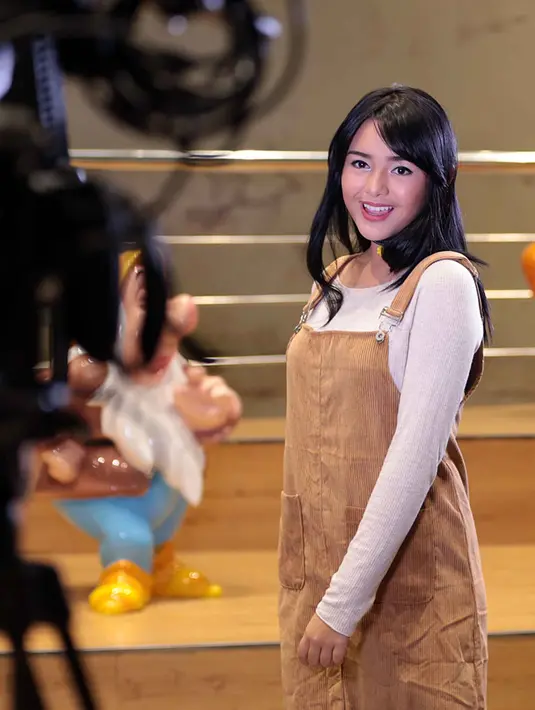 Amanda Manopo saat menjalani proses syuting video klip single lagunya Inikah Jatuh Cinta di Ancol Beach Mall, Jakarta Utara, Selasa (28/2/2017). (Deki Prayoga/Bintang.com)