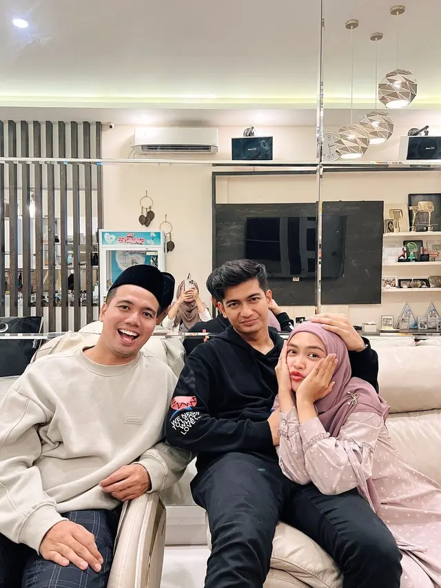 Makin Akrab, Ini 6 Momen Kebersamaan Ria Ricis dan Keluarga H. Faisal