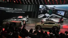 Presiden dan CEO Porsche China, Alexander Pollich, berbicara di samping Porsche Cayenne setelah diluncurkan di Beijing Auto Show 2026 atau Auto China 2026, Jumat 24 April 2026. Beijing Auto Show atau Auto China 2026 resmi dibuka. (AP Photo/Andy Wong)