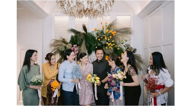 Baru diekspos, ini 6 momen pertunangan Pevita Pearce & Mirzan Meer, sempat dibikin prank buat sahabat