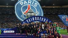 Para pemain PSG berpose dengan trofi setelah memenangkan pertandingan final Piala Prancis antara Paris Saint-Germain (PSG) dan Stade de Reims di Stade de France di Saint-Denis, utara Paris, pada 24 Mei 2025. (Franck FIFE/AFP)