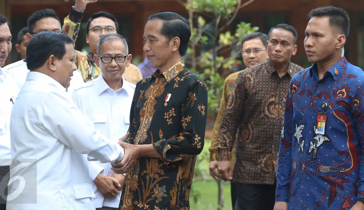 Ketua Umum Partai Gerindra Prabowo Subianto menyambut Presiden Joko Widodo (Jokowi) di kediamannya di Hambalang, Bogor, Senin (31/10). Kedatangan Jokowi untuk menggelar pertemuan dengan Prabowo Subianto terkait sejumlah topik. (Liputan6.com/Faizal Fanani)