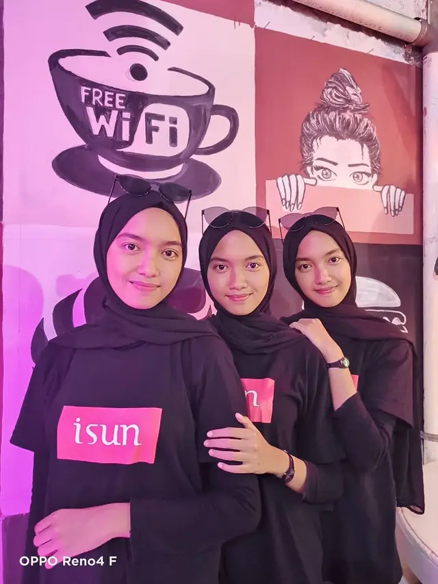 6 Potret Rizki Rizka Rizke, Gadis Kembar yang Viral Karena Dilamar Pria Kembar