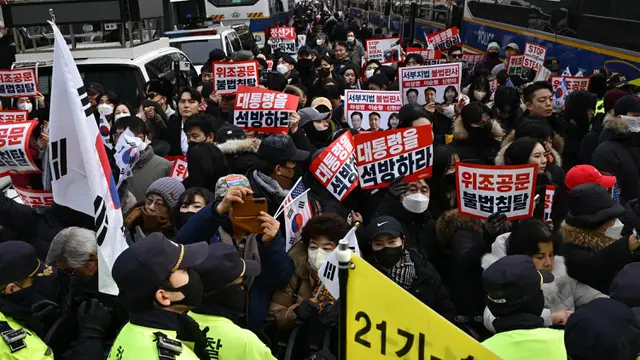Potret Pendukung Yoon Suk Yeol Saat Berunjuk Rasa di Depan Pengadilan Distrik Barat Seoul