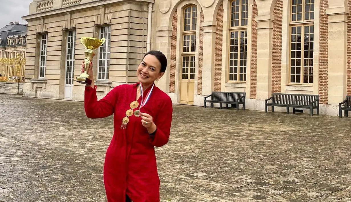 "Bahagia dan sungguh bersyukur, kami bisa mengukir prestasi di panggung internasional…dan semakin bahagia, krn tarian budaya dari Indonesia mendapat tmpt spesial di hati penonton dr berbagai penjuru dunia," [Instagram/irawbw]