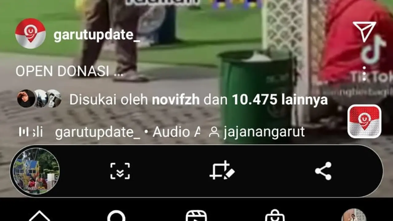 Dalam akun TikTok @SALING BERBAGI, lelaki tua itu nampak terlihat gemetar, ia pasrah setelah balon-balon karakter jualannya yang merupakan barang milik orang lain itu, terbang bebas. (Liputan6.com/Jayadi Supriadin)