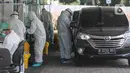 Warga menjalani tes usap (swab test) drive-thru di GSI Lab (Genomik Solidaritas Indonesia Laboratorium), Cilandak, Senin (19/10/2020). Dalam Raperda Penanggulangan Covid-19 akan mengatur sanksi Rp 5 juta bagi warga Jakarta yang menolak menjalani tes usap dan tes cepat. (Liputan6.com/Faizal Fanani)