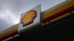 Tanda di pom bensin shell di London, Kamis (2/2/2023). Shell mengatakan akan mengembalikan US$ 4 miliar kepada pemegang saham dan secara signifikan menaikkan dividennya, menyusul rekor pendapatan. (AP Photo/Kirsty Wigglesworth)