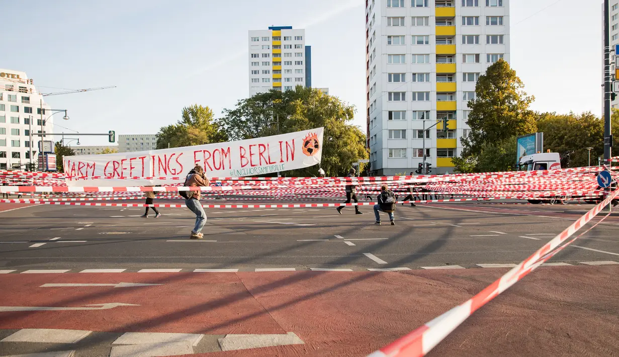 Aktivis iklim memblokir Jembatan Jannowitz di Berlin, Jerman, Jumat (20/9/2019). Aksi ini digelar dalam rangka protes terhadap perubahan iklim global. (AXEL SCHMIDT/AFP)
