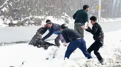Pemuda Kashmir bermain dengan salju di tepi Danau Dal setelah salju turun di Srinagar, India bagian utara, Sabtu (5/1). Wilayah Kashmir mengalami salju selama beberapa hari yang mengakibatkan terputus jalan raya Jammu-Srinagar. (TAUSEEF MUSTAFA/AFP)