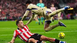 Berstatus sebagai tim tamu, Barcelona langsung mengontrol penguasaan bola sejak awal laga. Tampak dalam foto, pemain Barcelona, Marcus Rashford, melompati Andoni Gorosabel (bawah - Athletic Bilbao) pada pertandingan pekan ke-27 La Liga 2025/2026 di Stadion San Mames, Sabtu 7 Maret 2026 waktu setempat atau Minggu (8/3/2026) dini hari WIB. (AP Photo/Miguel Oses)