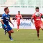 Pemain Borneo FC, Stefano Jantje Lilipaly (kanan) mengontrol bola dibayangi pemain Persib Bandung, Daisuke Sato dalam pertandingan lanjutan BRI Liga 1 2022/2023 yang berlangsung di Stadion Pakansari, Bogor, Kamis (26/1/2023). (Bola.com/Ikhwan Yanuar)