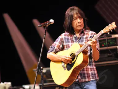 Gitaris Ian Antono melelang gitarnya sebagai bentuk dukungan kepada pasangan Jokowi-JK, Jakarta, Senin (23/6/14). (Liputan6.com/Panji Diksana)