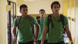 Pemain Timnas Indonesia, Dedik Setiawan dan Muhammad Ridho, bersiap saat akan menuju SUGBK dari Hotel Sultan, Jakarta, Selasa (13/11). Timnas Indonesia akan melawan Timor Leste pada laga Piala AFF 2018. (Bola.com/Vitalis Yogi Trisna)