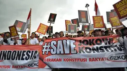 Ratusan simpatisan Koalisi Masyarakat Pengawal Konstitusi (Kompak) melakukan aksi ke Istana Negara, Jakarta, Rabu (11/2/2015). Mereka membawa berbagai atribut yang isinya mendukung BG sebagai Kapolri. (Liputan6.com/Faizal Fanani)