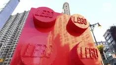 LEGO Foundation sumbang 100 juta USD selama lima tahun kepada Sesame Workshop. Dana ini untuk mengedukasi anak-anak yang terkena dampak krisis pengungsian Rohingya dan Suriah.