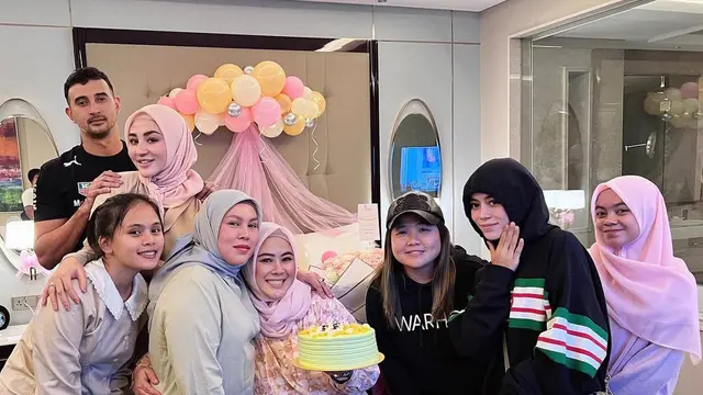 Potret 6 Artis Pakai Hoodie Sebagai Pengganti Jilbab, Ada yang Dikira Lepas Hijab