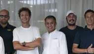 Direktur Utama Pertamina Lubricants Werry Prayogi bersama Valentino Rossi serta jajaran menejemen VR46 Racing Team. (VR46)