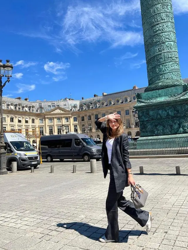 11 Potret Luna Maya Liburan di Amsterdam dan Paris, Tetap Memesona dengan Outfit Casual