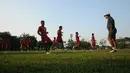 Timnas Indonesia U-23 kembali melakukan latihan di Lapangan Sutasoma Halim Perdanakusuma, Jakarta, Sabtu (23/5/2015). Tampak, asisten pelatih M Zein Al Haddad (kanan) mengawasi para penggawa timnas U-23 berlatih. (Liputan6.com/Helmi Fithriansyah)