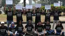 Aktivis menunjukkan pesan tuntutan saat menggelar aksi #BersihkanIndonesia di depan Istana Merdeka, Jakarta, Senin (19/8/2019). Aktivis menyerukan kebebasan hakiki dari kerusakan lingkungan dengan meninggalkan sumber energi fosil beralih ke energi bersih terbarukan. (Liputa6.com/Angga Yuniar)