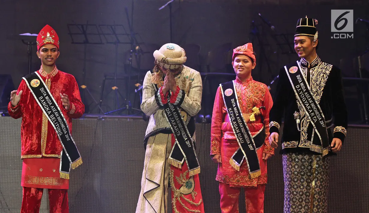 Wendra Tandribali dari DKI Jakarta menjadi juara 1 pada acara malam final Duta Muda ASEAN-Indonesia 2017 yang diselenggarakan oleh Kementerian Luar Negeri RI, di Balai Sarbini, Jakarta, Selasa (29/08). (Liputan6.com/Herman Zakharia)