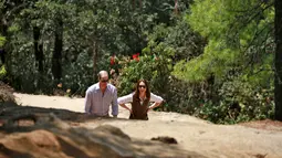 Pangeran William berjalan mendaki gunung bersama sang istri Kate Middleton Duchess of Cambridge menuju ke sebuah biara Buddha di Bhutan, 15 April 2016. (REUTERS/Cathal McNaughton)