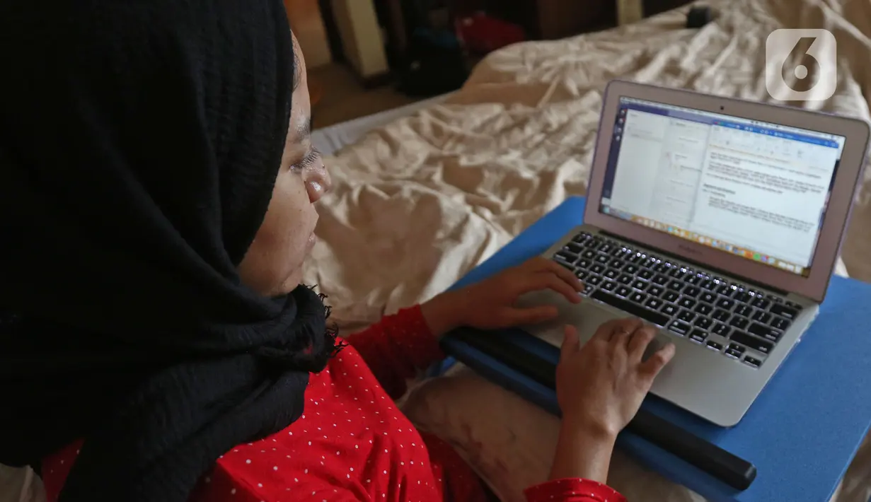 Karyawan swasta sedang koordinasi lewat video call saat kerja dari rumah di kediamannya kawasan Depok, Jawa Barat, Senin (23/3/2020). Keputusan Gubernur DKI Jakarta Anies Baswedan anjuran kerja dari rumah dimulai sejak 20 Maret hingga 2 April 2020. (Liputan6.com/Herman Zakharia)