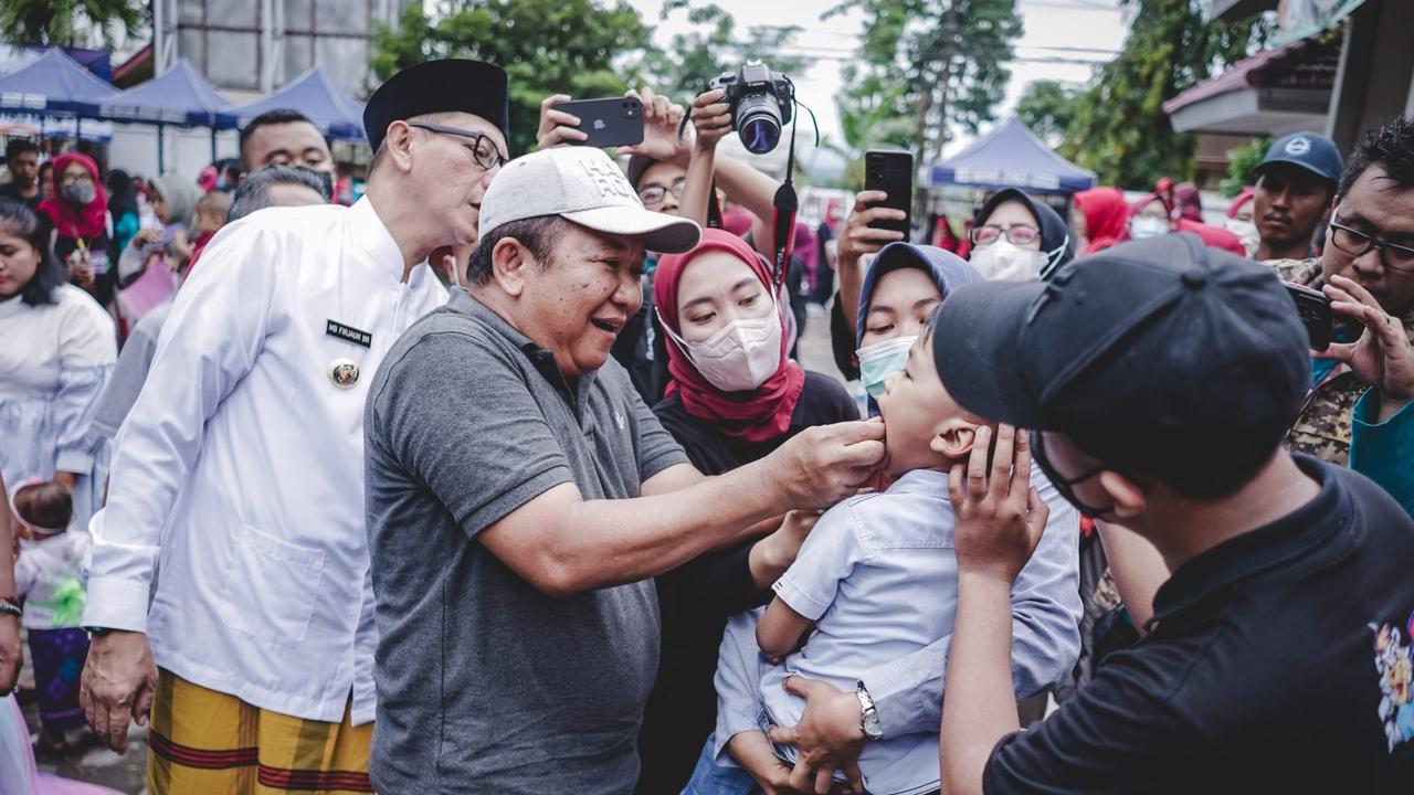 Bupati Jember Hendy Siswanto berikan vitamin pada anak untuk cegah stunting (Istimewa)
