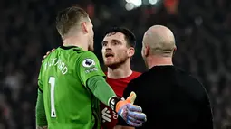 Kiper Everton, Jordan Pickford, bersitegang dengan pemain Liverpool, Andrew Robertson, pada laga Liga Inggris di Stadion Anfield, Selasa (14/2/2023). Tepatnya pada menit ke-85. Bek Liverpool, Andrew Robertson, bersitegang dengan kiper Everton, Jordan Pickford. (AFP/Paul Ellis)