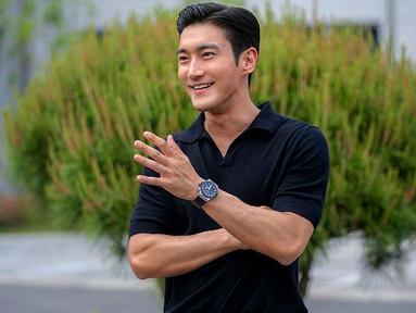 Tampil dalam balutan polo shirt, gaya Siwon Super Junior ini berhasil mencuri perhatian netizen. Dirinya terlihat begitu menawan dengan busana yang terbilang sederhana dan hanya memakai jam tangan pada penampilannya. (Liputan6.com/IG/@siwonchoi)