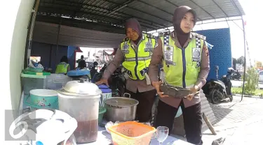 Brigadir Dua Fennika mempersiapkan bahan makanan untuk para anggota kepolisian yang bertugas di pos pengamanan 06 exit tol Brebes Timur, Jawa Tengah, Sabtu (9/7). (Liputan6.com/Herman Zakharia)