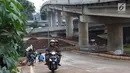 Pengendara sepeda motor melawan arus lalu lintas di akses persimpangan Jalan TB Simatupang - Jalan Antasari di Jakarta, Senin (8/4). Tidak adanya pengawasan serta sanksi tegas bagi pelanggar menyebabkan para pengendara tersebut nekat melawan arus lalu lintas. (Liputan6.com/Immanuel Antonius)
