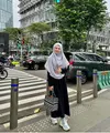 Ayana tampil dengan kerudung panjang abu-abu bermotif dipadukan dress hitam panjang dan sneakersnya. [@xolovelyayana]