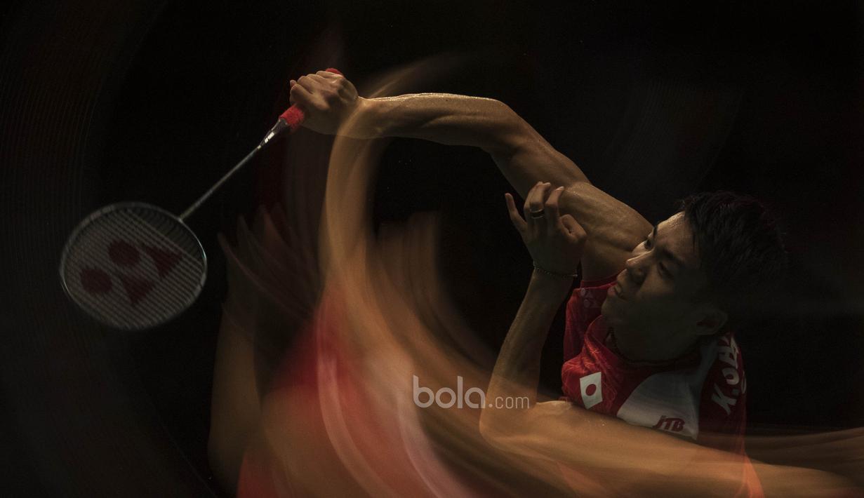 Kazumasa Sakai tampak kesulitan menghadapi permainan Kidambi Srikanth yang bermain agresif. (Bola.com/Vitalis Yogi Trisna)