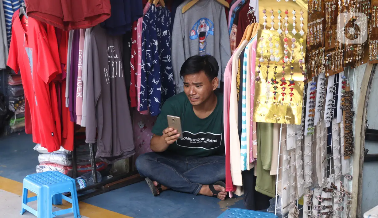 Seorang pria menggunakan smartphone di Jakarta, Senin (11/1/2021). Menurut Perusahan Pasar riset IDC ada pertumbuhan penggunaan smartphone sebesar 49 persen dibanding kuartal sebelumnya, dan 21 persen dari periode yang sama tahun lalu. (Liputan6.com/Angga Yuniar)