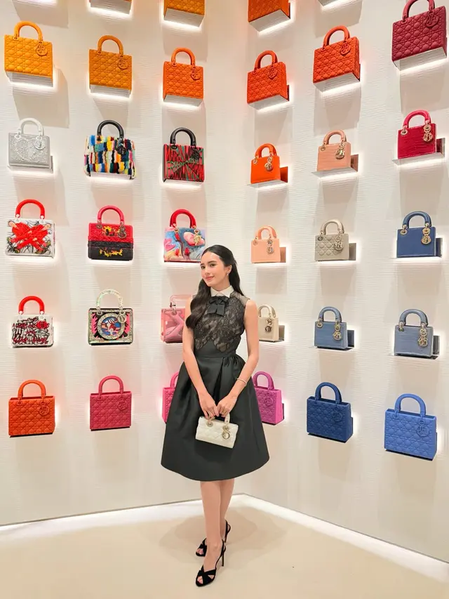 Bak Dior Princess, Pesona Anggun Beby Tsabina Saat Berkunjung ke Dior House Bangkok Curi Perhatian
