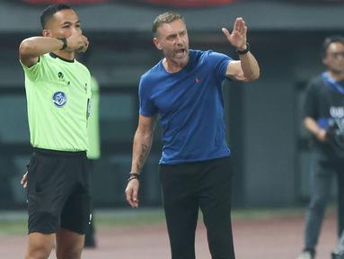 Persija Jakarta kembali menuai hasil negatif pada laga pekan ke-16 BRI Liga 1 2023/2024. Menjamu RANS Nusantara FC di Stadion Patriot Candrabhaga, Macan Kemayoran tumbang 1-2 dengan diwarnai keputusan kontroversial wasit yang tak mensahkan gol kedua Persija lewat Witan Sulaeman pada masa injury time babak kedua. Persija sempat bemain dengan 10 pemain sejak menit ke-75 setelah Rikzy Ridho diusir wasit akibat akumulasi dua kartu kuning. (Bola.com/Abdul Aziz)