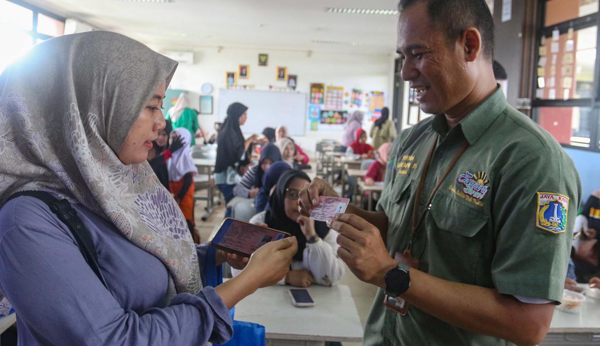 Layanan yang disediakan meliputi pembaruan Kartu Identitas Anak, pembaruan Kartu Keluarga, serta aktivasi Identitas Kependudukan Digital bagi orang tua murid. Tampak dalam foto, salah satu orang tua murid saat mengikuti pelaksanaan program Layanan Anak Sekolah Suku Dinas Kependudukan dan Pencatatan Sipil (Dukcapil) Jakarta Selatan (Laksana Sultan) di Sekolah Dasar Negeri (SDN) Kebagusan 01, Pasar Minggu, Jakarta, Senin (4/5/2026). (merdeka.com/Arie Basuki)