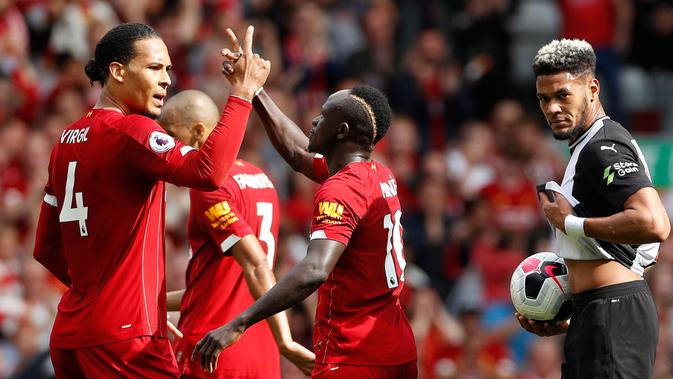 Striker Liverpool Sadio Mane (tengah) bersama Virgil van Dijk berselebrasi usai membobol gawang Newcastle United pada laga Liga Inggris di Anfield, Liverpool, Inggris, Sabtu (14/9/2019). Sadio Mane dan Mohamed Salah membawa Liverpool menghajar Newcastle 3-1. (AP Photo/Rui Vieira)
