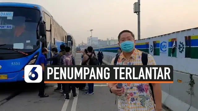 Sebagian calon penumpang terlantar karena kemacetan parah di jalan menuju bandara Soekarno-Hatta Selasa (10/11) pagi. Akses jalan ke bandara dipadati massa yang akan menyambut kepulangan Rizieq Shihab hari ini.