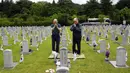 Warga Korea Selatan Choe Geun-ho dan Choe In-suck (kiri) berdoa di depan nisan paman mereka Choe Hyun-jun yang gugur saat Perang Korea pada peringatan Hari Pahlawan di Pemakaman Nasional Seoul, Seoul, Korea Selatan, Senin (6/6/2022). (AP Photo /Ahn Young-joon)