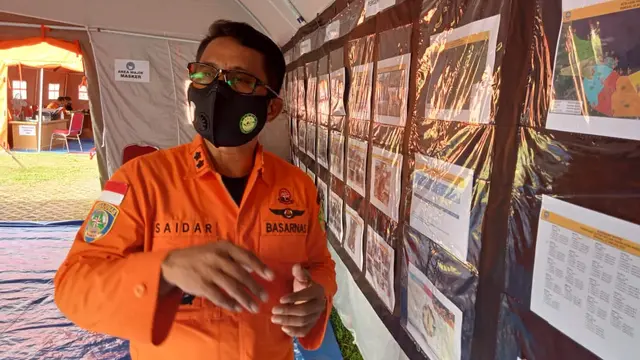 Kepala Basarnas Mamuju, Saidar R Jaya, saat memberi keterangan di posko SAR di kompleks Kantor Gubernur SAR, Selasa (19/01/2021). (Foto: Heri Susanto/ Liputan6.com).