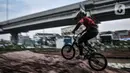 Anak-anak saat bermain sepeda di Taman Pilar Jati Bike, Cipinang Melayu, Jakarta, Kamis (5/11/2020). Kini pecinta sepeda atau warga sekitar tak perlu lagi bingung untuk mencari arena bersepeda dengan trek cukup menantang. (merdeka.com/Iqbal S Nugroho)