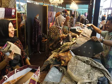 Pengunjung melihat produk dalam pameran Karya Kreatif Indonesia (KKI) 2022 di JCC, Senayan, Jakrta, Jumat (27/5/2022). BI menargetkan pameran produk 200 UMKM bertajuk KKI 2022 membukukan transaksi sebesar Rp263,15 miliar, serta meningkatkan pertumbuhan kredit UMKM yang telah mencapai 14,98 persen pada kuartal I 2022 (Liputan6.com/Angga Yuniar)