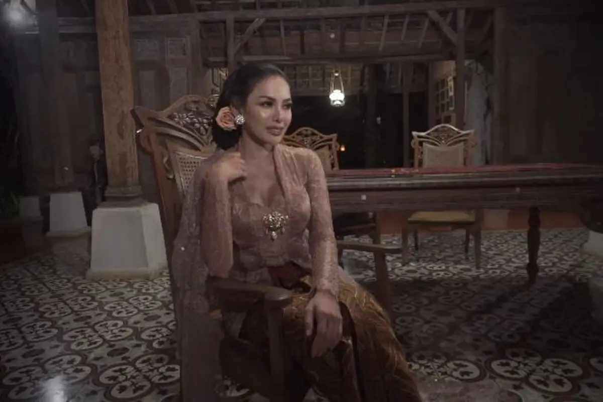 Nikita Mirzani Bikin Pangling dengan Kebaya Kutu Baru Rancangan Anne Avantie