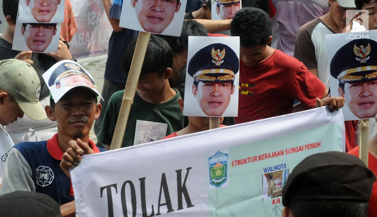 Sejumlah aktivis Masyarakat Peduli Kota Sungai Penuh dari Provinsi Jambi melakukan aksi di depan Gedung KPK, Jakarta, Senin (24/6/2019). Aktivis mendesak KPK memeriksa Wali Kota Sungai Penuh Asyafri Jaya Bakti terkait dugaan kasus jual beli jabatan. (merdeka.com/Dwi Narwoko)