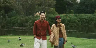 Maudy Ayunda dan keluarganya termasuk suaminya memilih liburan ke Australia. Maudy tampan mengenakan jaket coklat dipadukan inner tank top dan bawahan celana denimnya. [@maudyayunda]