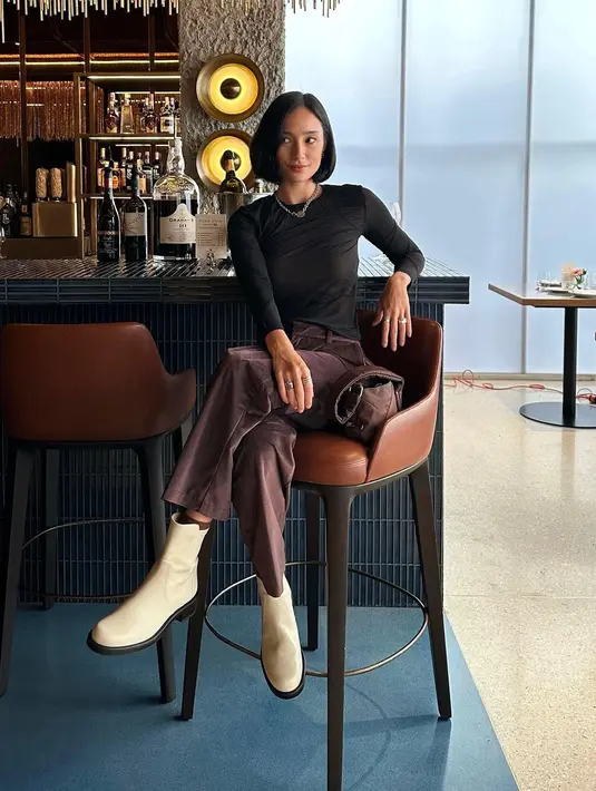 Di sini, Tatjana Saphira mengenakan atasan kaus lengan panjang berwarna hitam. Ia memadukannya dengan celana corduroy cokelat. [Foto: Instagram/tatjanasaphira]
