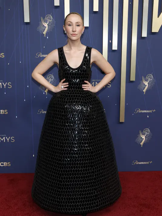 Pemeran serial Adolescence, Erin Doherty tampil anggun dalam gaun hitam berbentuk lonceng. Gaun ini dibuat dari kain felt tangan 3D yang terbuat dari sutra mousseline, lurex, dan wol perawan, dipadukan dengan sepatu hak satin hitam. [Louis Vuitton]